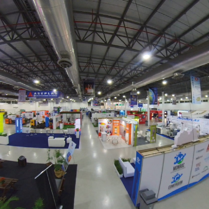 Tótems LED distribuido dentro del salón principal