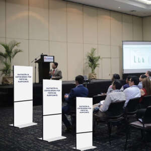 Tótems LED distribuido dentro del salón del congreso técnico